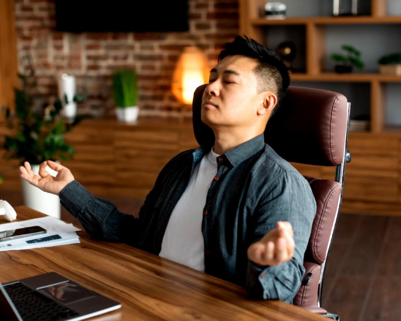 Intensive Arbeit mit SEO-Analysetools und technischen Dokumenten